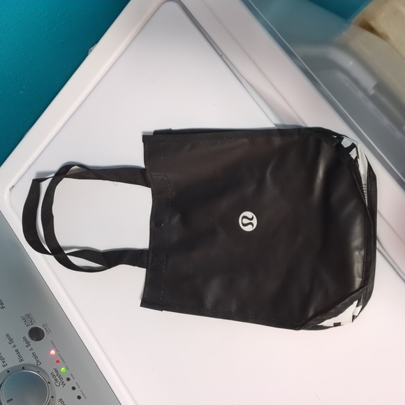 FREE WITH PURCHASE Lululemon shopping bag - Picture 1 of 8